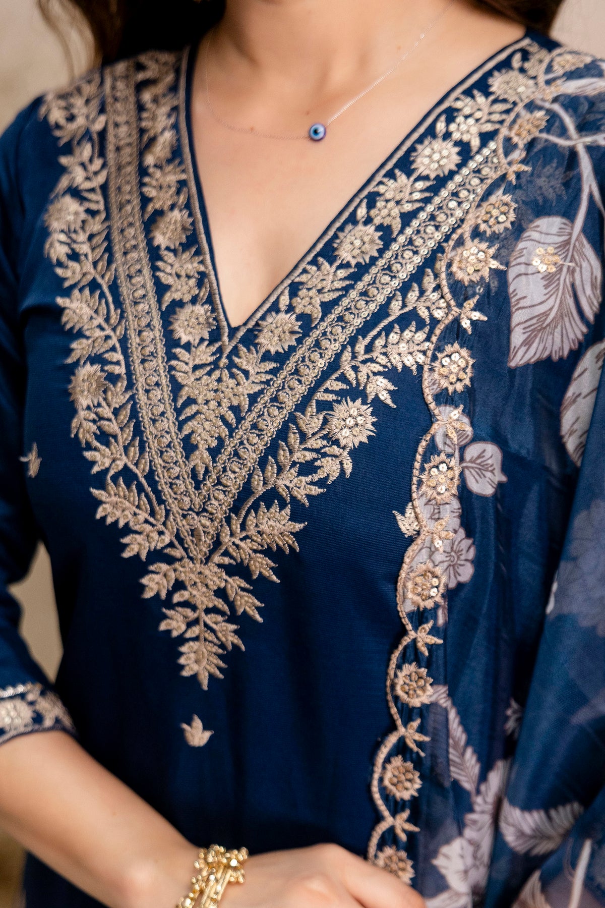 Women’s Roman embroidry Kurta Pant Set with V-Neck Detail & Tebby Digital Printed with embroidry Dupattaa