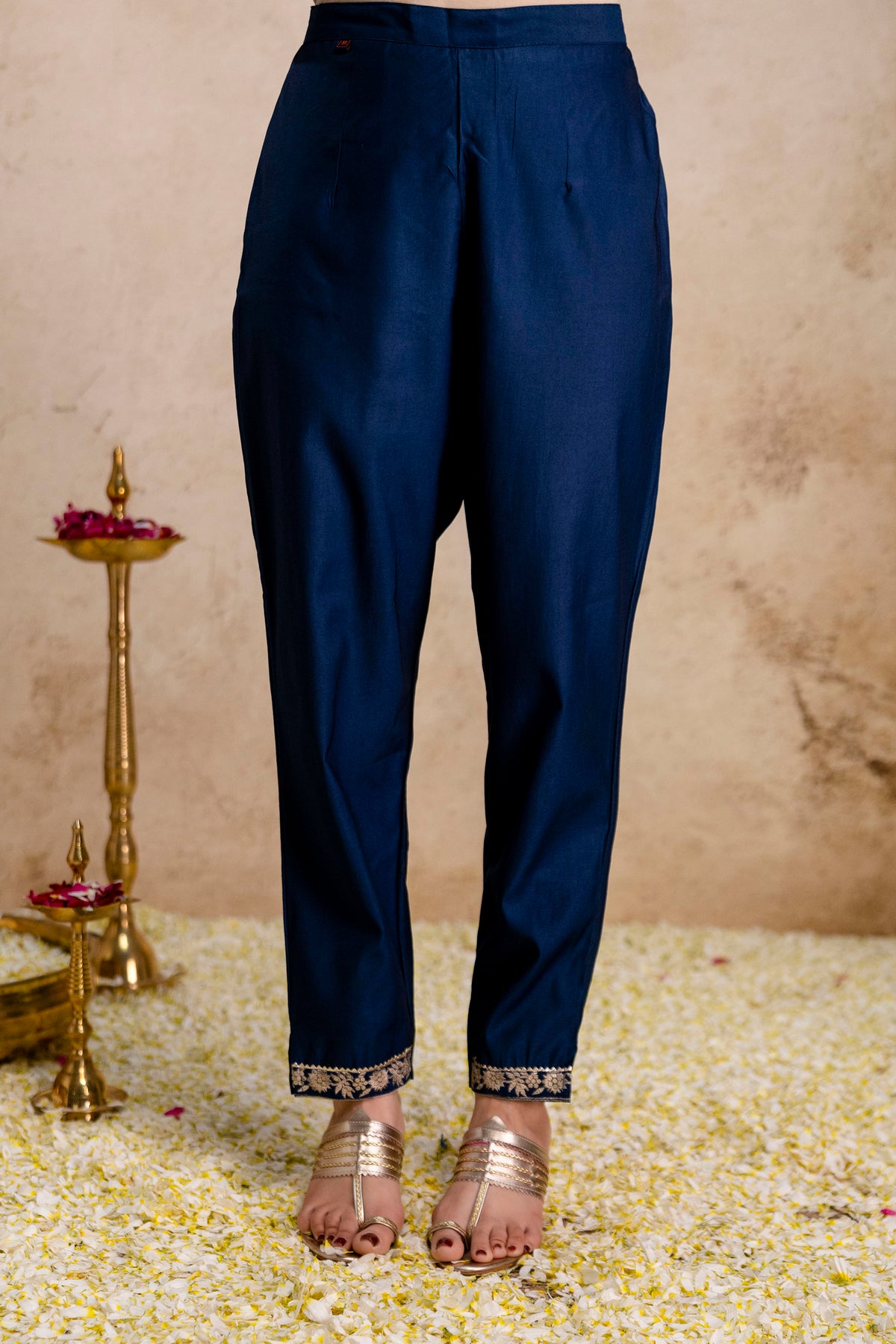 Women’s Roman embroidry Kurta Pant Set with V-Neck Detail & Tebby Digital Printed with embroidry Dupattaa