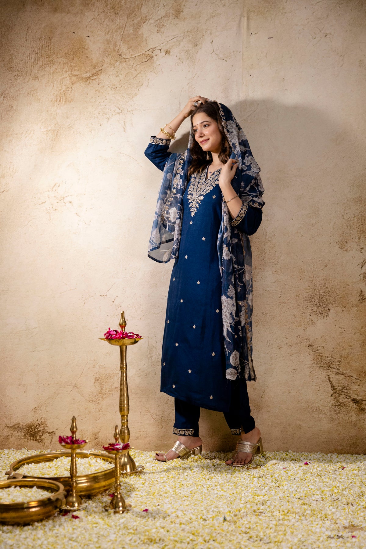 Women’s Roman embroidry Kurta Pant Set with V-Neck Detail & Tebby Digital Printed with embroidry Dupattaa