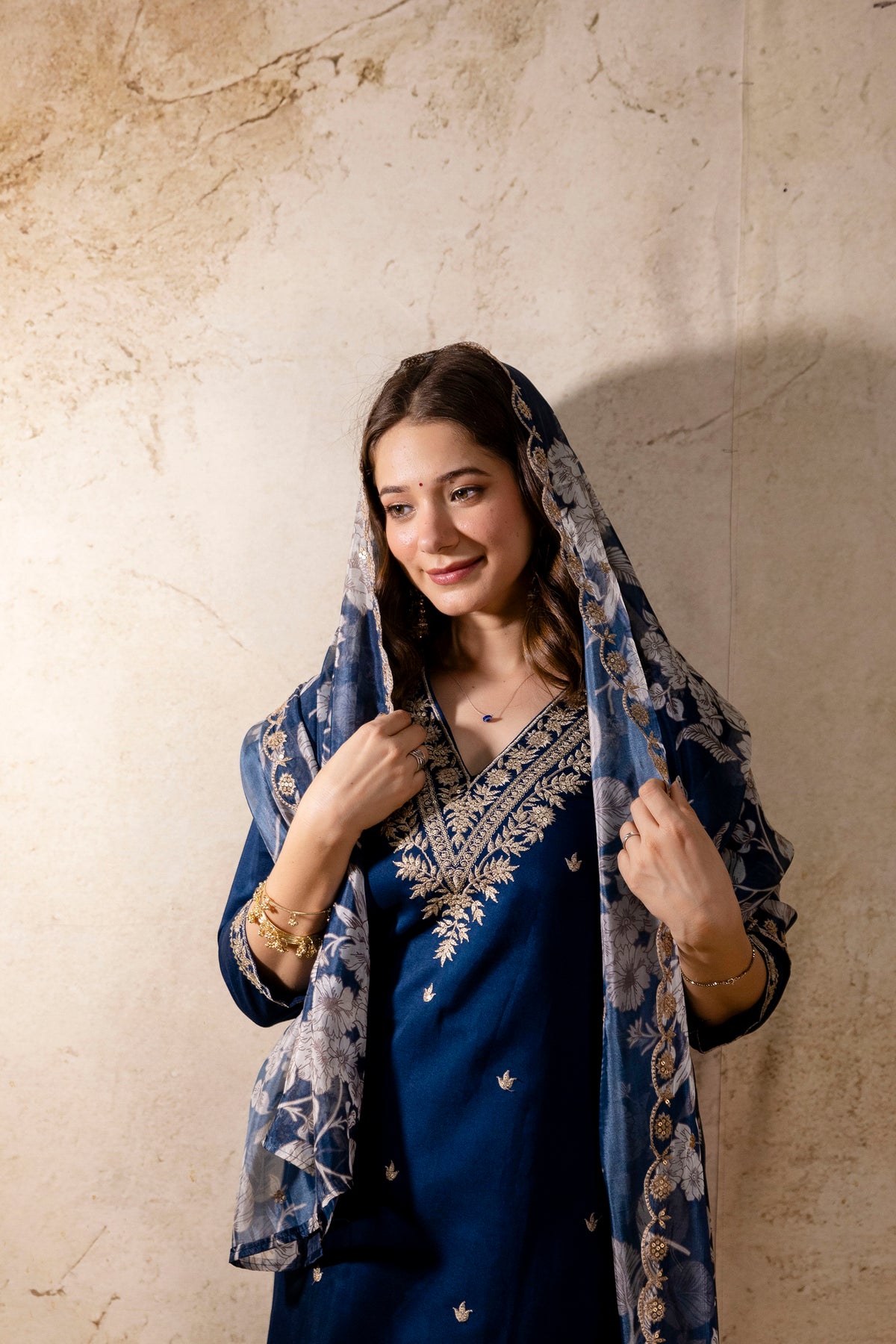 Women’s Roman embroidry Kurta Pant Set with V-Neck Detail & Tebby Digital Printed with embroidry Dupattaa