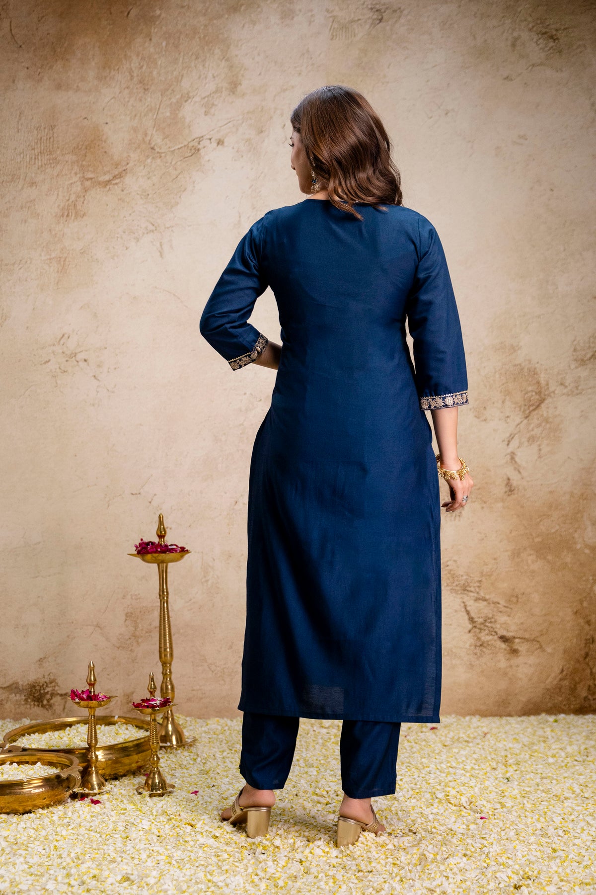 Women’s Roman embroidry Kurta Pant Set with V-Neck Detail & Tebby Digital Printed with embroidry Dupattaa
