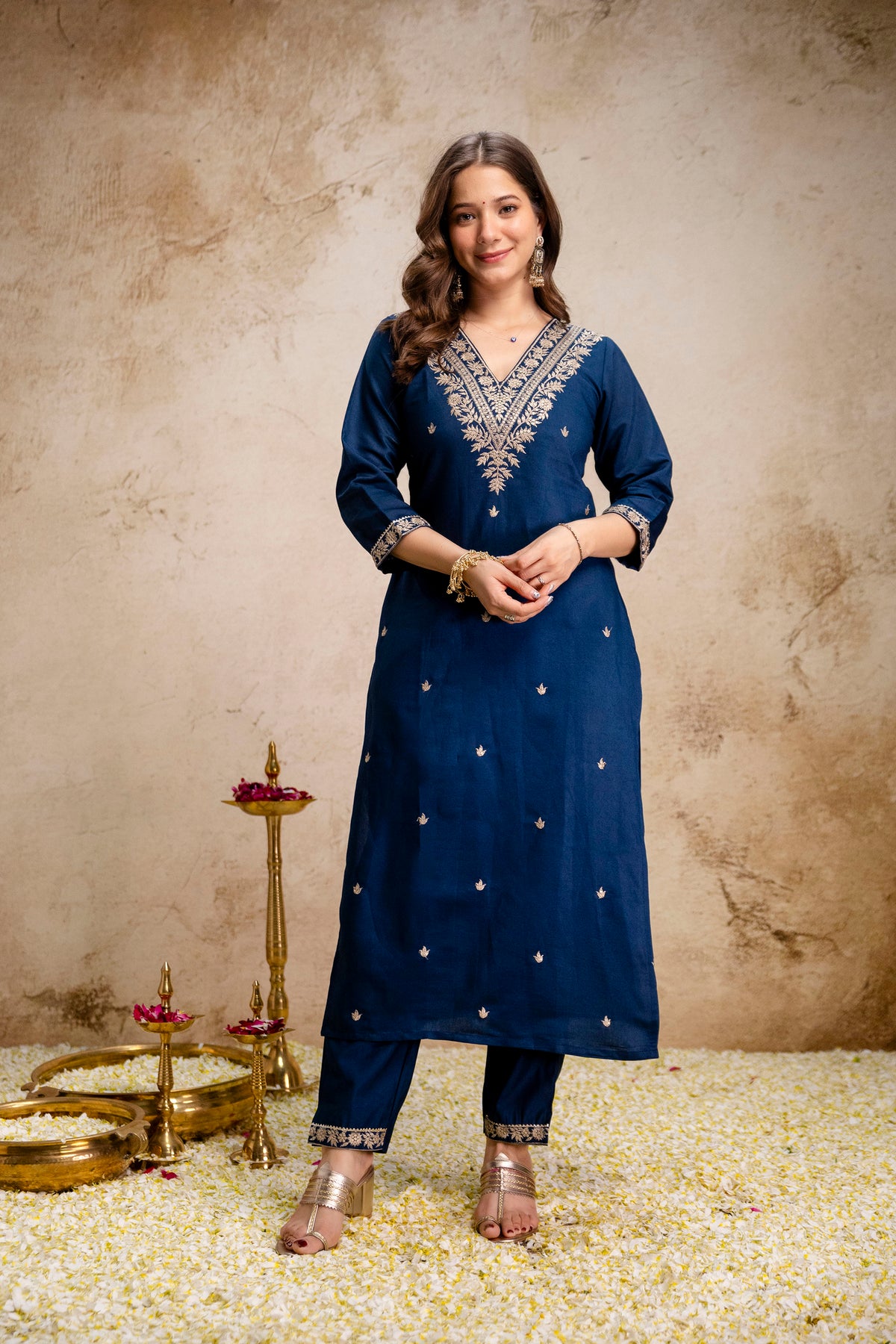 Women’s Roman embroidry Kurta Pant Set with V-Neck Detail & Tebby Digital Printed with embroidry Dupattaa