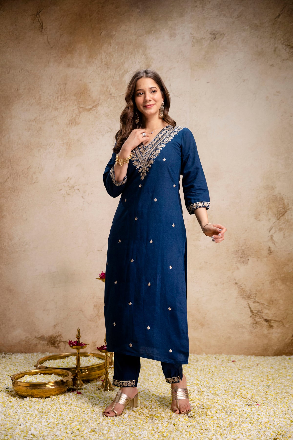 Women’s Roman embroidry Kurta Pant Set with V-Neck Detail & Tebby Digital Printed with embroidry Dupattaa