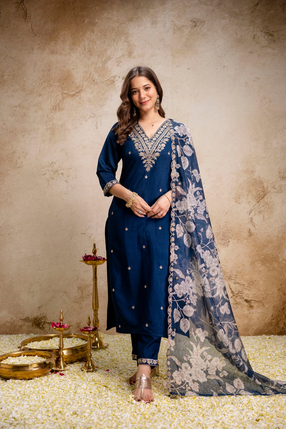 Women’s Roman embroidry Kurta Pant Set with V-Neck Detail & Tebby Digital Printed with embroidry Dupattaa
