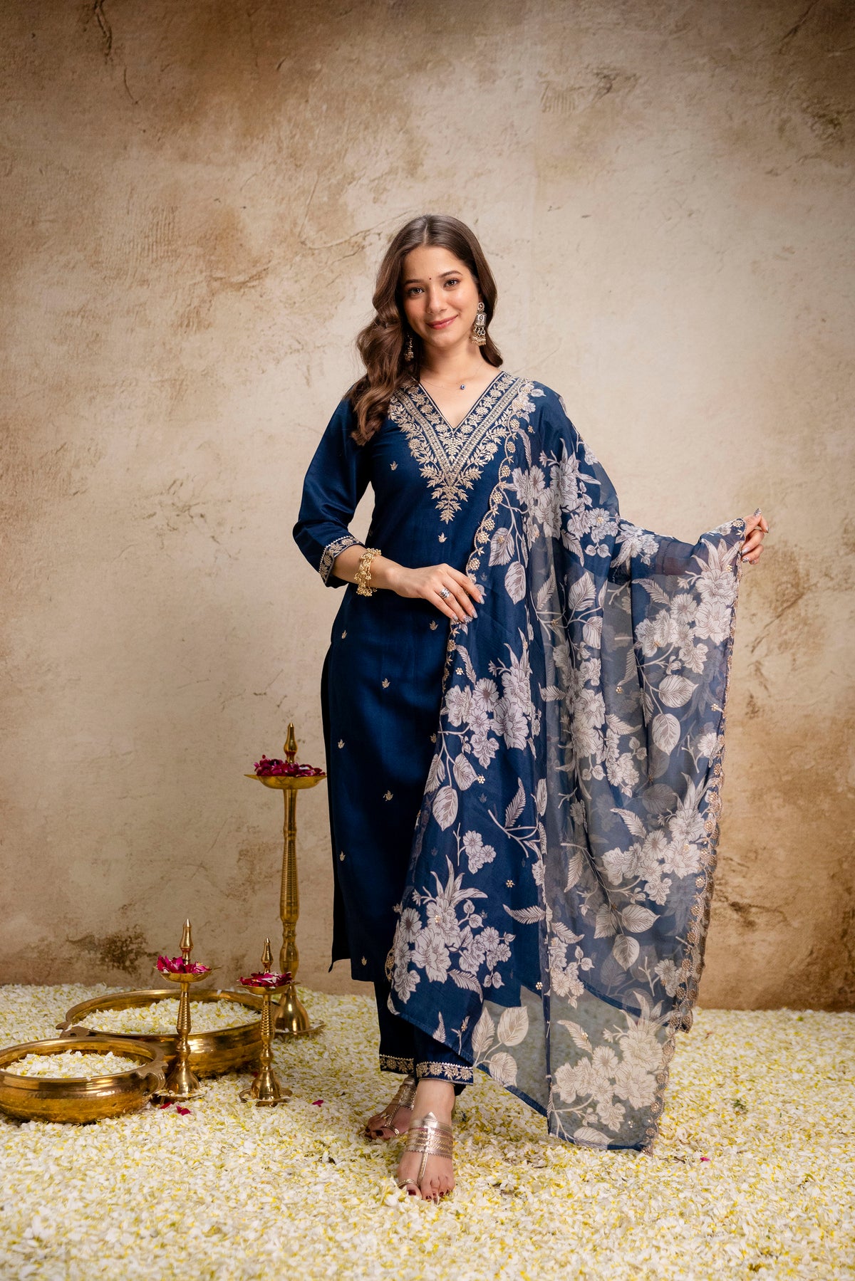 Women’s Roman embroidry Kurta Pant Set with V-Neck Detail & Tebby Digital Printed with embroidry Dupattaa