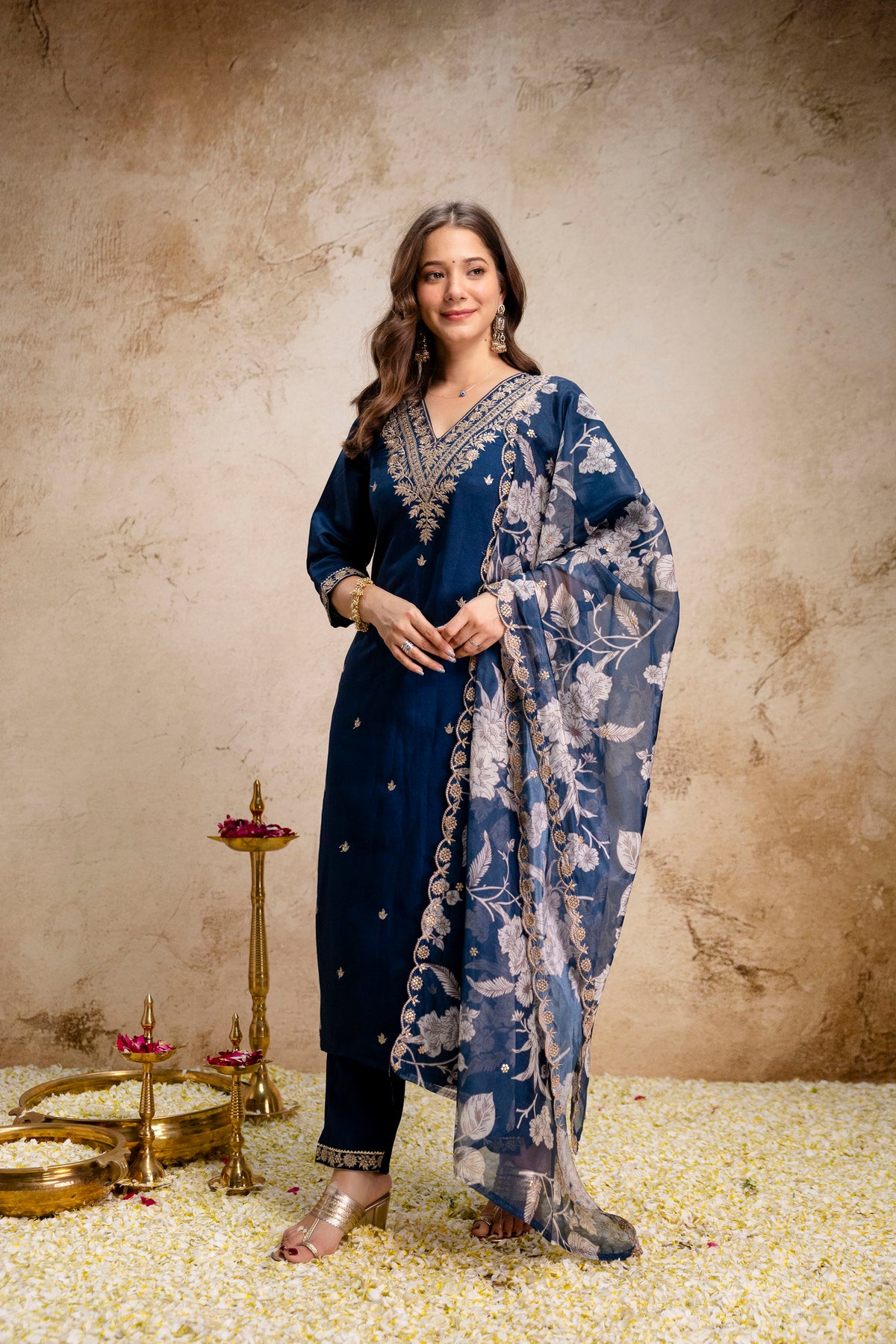 Women’s Roman embroidry Kurta Pant Set with V-Neck Detail & Tebby Digital Printed with embroidry Dupattaa