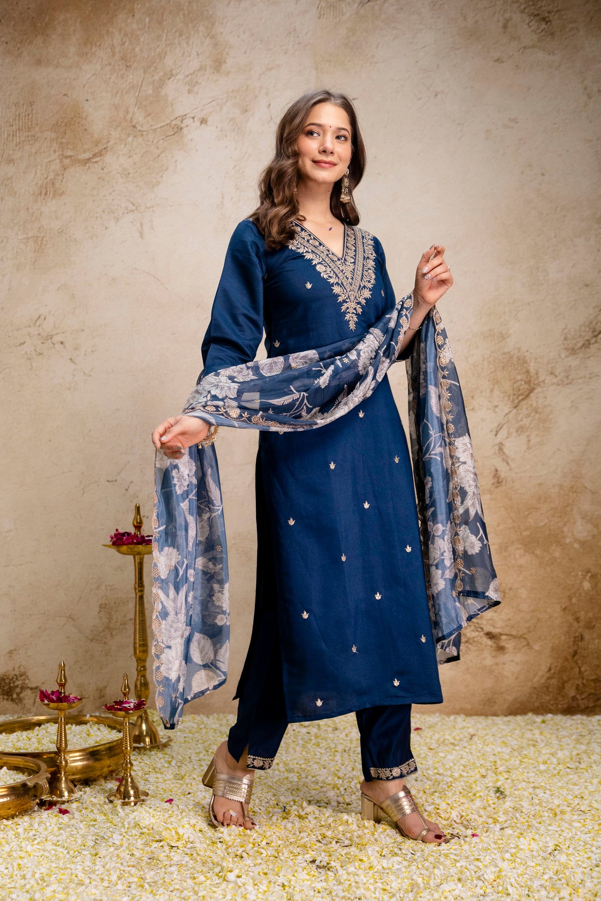 Women’s Roman embroidry Kurta Pant Set with V-Neck Detail & Tebby Digital Printed with embroidry Dupattaa