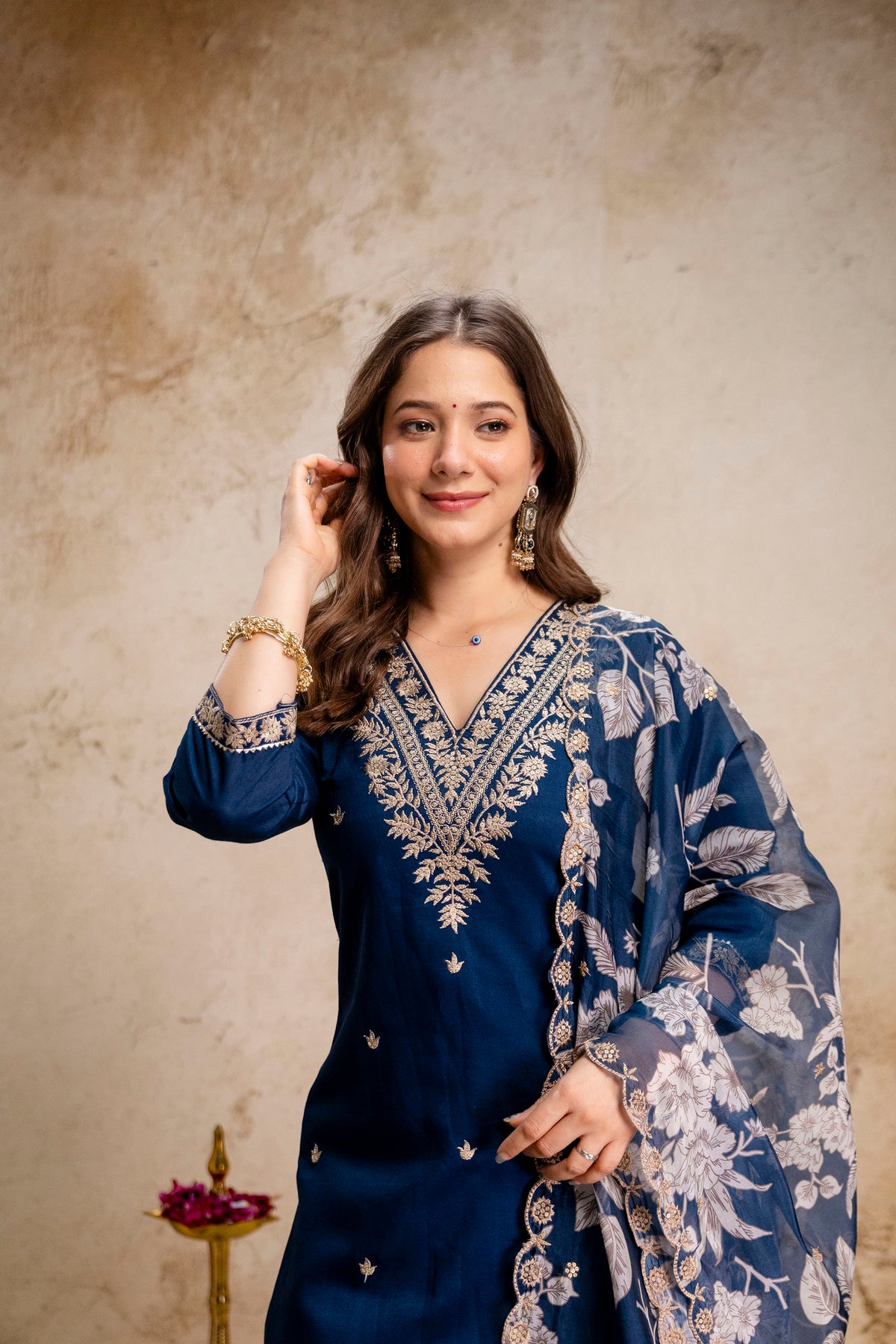 Women’s Roman embroidry Kurta Pant Set with V-Neck Detail & Tebby Digital Printed with embroidry Dupattaa